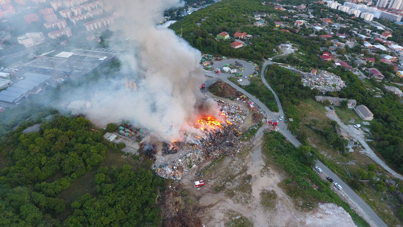 VIDEO Nakon teške noćne borbe na deponiju u Rijeci, vatrogasci su napokon zaustavili požar...