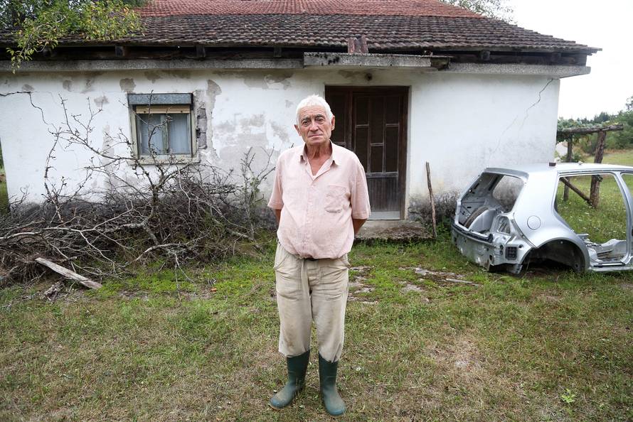 Migranti im prolaze kraj kuća: 'Strah me je, pogotovo po noći'