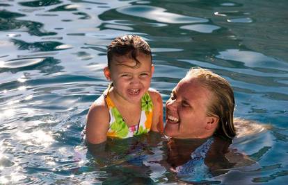 Dijete će najbrže naučiti plivati kroz igru u vodi