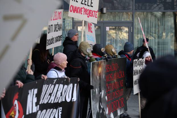 Prosvjed protiv mega klaonice peradi u Sisku ispred Ministarstva zaštite okoliša i zelene tranzicije 