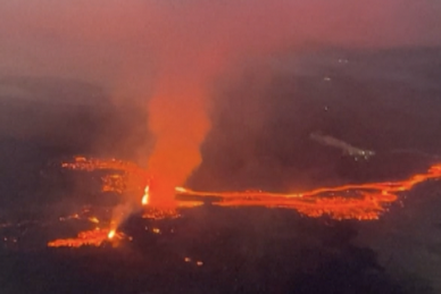 Erupciju islandskog vulkana u dramatičnoj snimci u zraku uhvatio je putnik zrakoplova