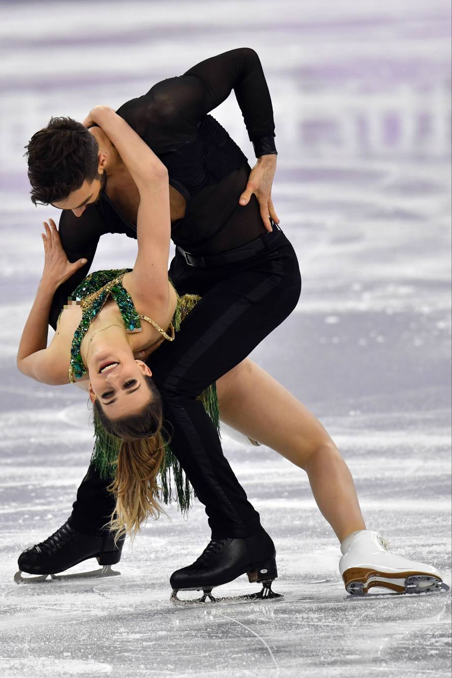 Ispale joj grudi usred nastupa za zlato: 'Najveća noćna mora'