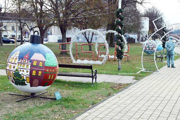 Sisak: Šetnica uz Kupu ukrašena kuglicama koju su izradila djeca