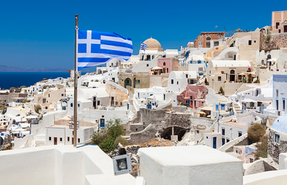 Strava u Grčkoj: Djevojka (24) se srušila nakon što ju je dečko zaprosio, sada se bori za život