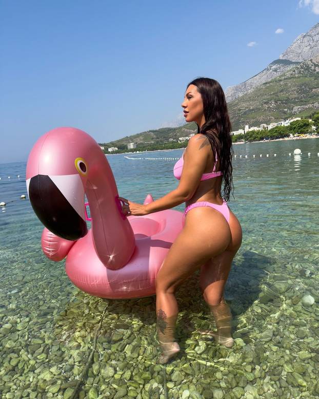 FOTO Ova godina za njih je bila golišava! Domaće slavne dame pozirale u tangicama, bikiniju...