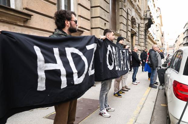 Zagreb: Javni skup A-HSP-a ispred središnjice HDZ-a "Operacija lustracija Plenkovića"