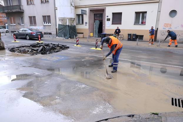 Zagreb: Rano jutros uz tržnicu Kvatrić došlo je do puknuća vodovodne cijevi