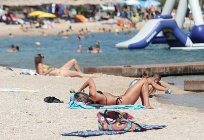 FOTO Spas od paklenog vala mnogi su potražili u rijekama i morima: Plaže krcate turistima