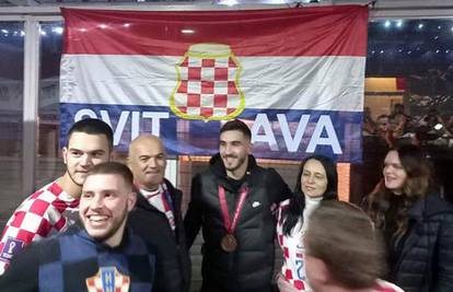 Šutala dočekali u Hercegovini, Gvardiol iznenadio goste kafića