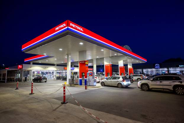 Pula: Automobili na benzinskim pumpama uoči sutrašnjeg poskupljenja benzina