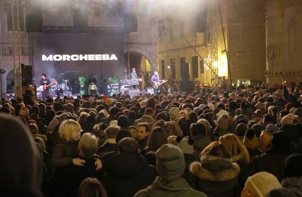 Šibenik:  Britanski trip-hop bend Morcheeba uveo je šibencane i njihove goste u novu 2026.godinu