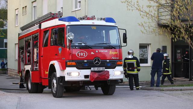 Zadar: Izbio je požar u garaži, vatra zahvatila i dva vozila