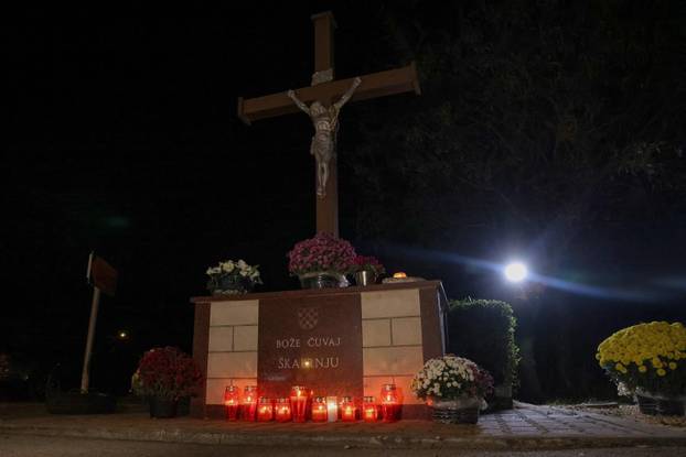 Škabrnja: Odavanje počasti poginulima paljenjem svijeća u Ulici 18. studenog 1991