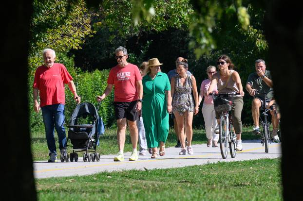 Zagreb: Građani uživaju u sunčanoj nedjelji na Jarunu