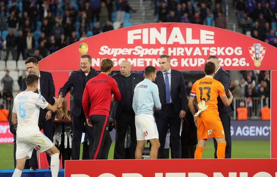 Dodjela medalja nakon finala SuperSport Hrvatskog nogometnog kupa