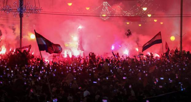 Prava ludnica vlada na Jelačićevom trgu, Vatreni krenuli prema Trgu