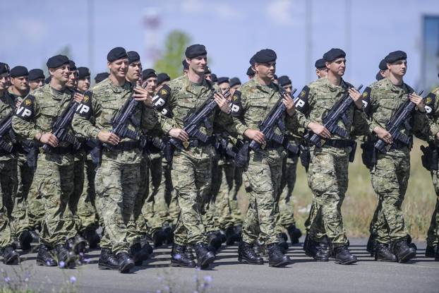 Velika Gorica: Uvježbavanje pješačkih postroja Hrvatske vojske za svečani vojni mimohod