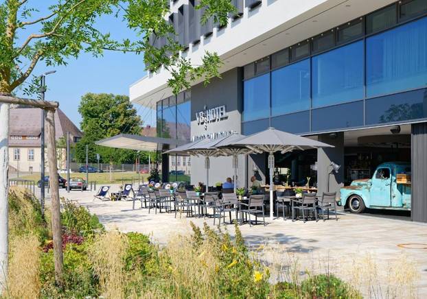 FOTO Jedinstveni hotel za ljubitelje auta: Noć provodite u preuređenim vozilima