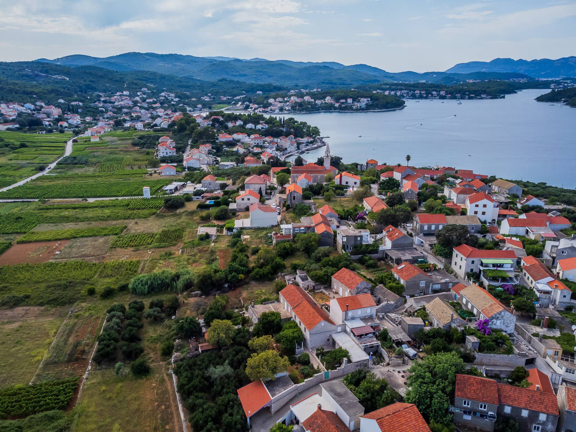 Na plaži Bilin Žal kod Lumbarde svatko može pronaći svoj komadić raja