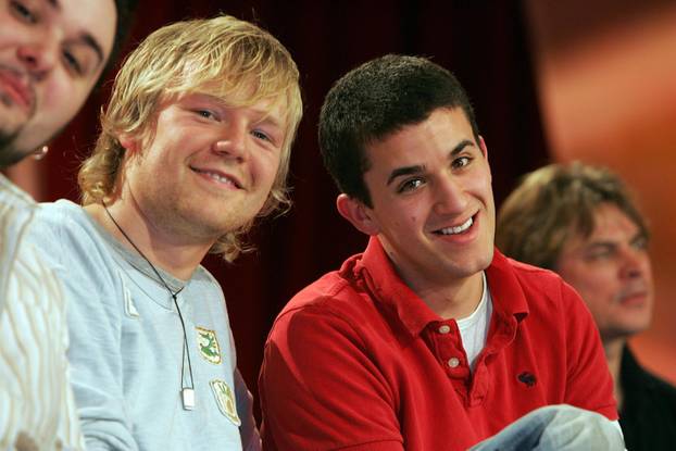 ARHIVA - Boris Novković s pjesmom 'Vukovi umiru sami' pobijedio na Dori 2005.