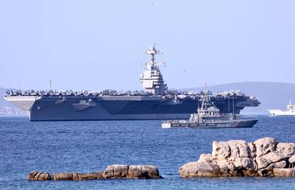 VIDEO Privlači poglede: Najveći ratni brod uplovio je u Split