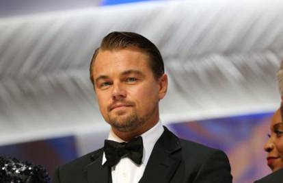 Neumorni Leo DiCaprio: Nije skidao ruke s Dakote Johnson