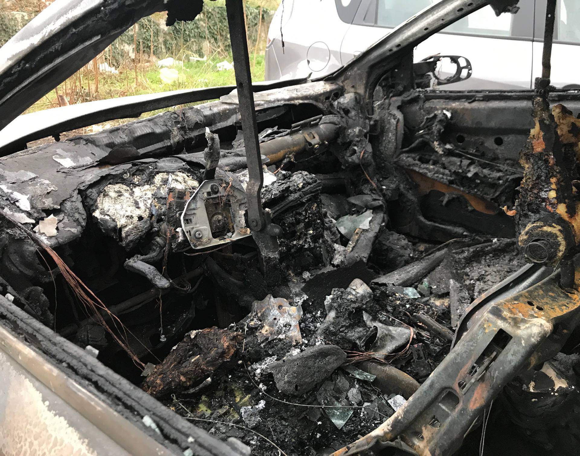 Ta vatrena splitska noć: Netko pod okriljem noći zapalio Opel