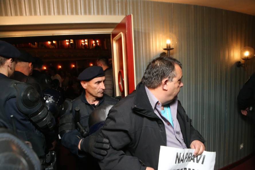 Policija izbacila HSP-ovce koji su ometali Frljićevu predstavu