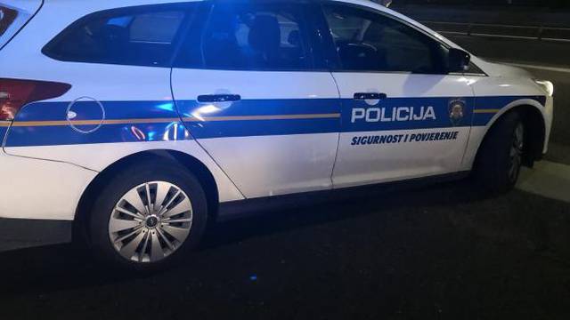 Policija u Korenici je spasila trudnu migranticu i djecu