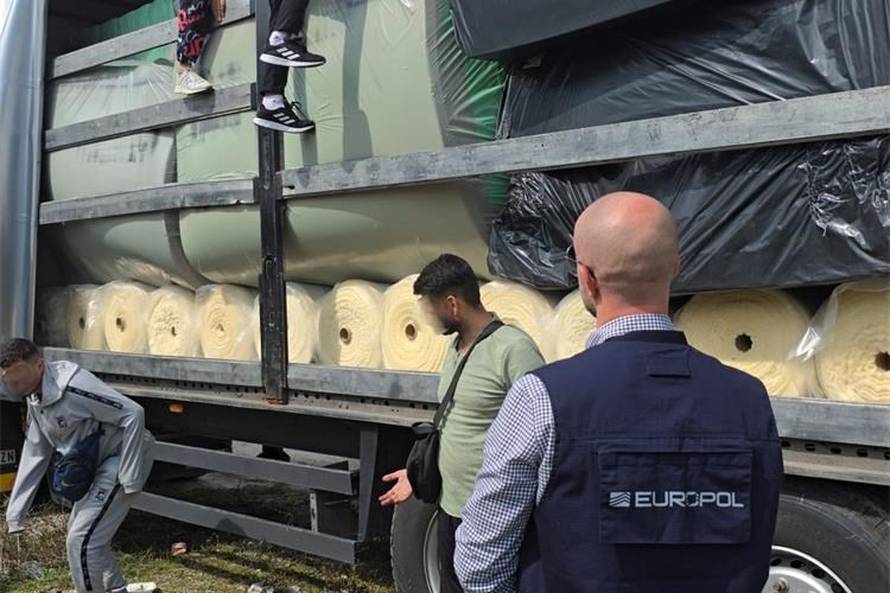 FOTO Opasno krijumčarenje kod Zaprešića: Spasili živote šestero migranata skrivenih u kamionu