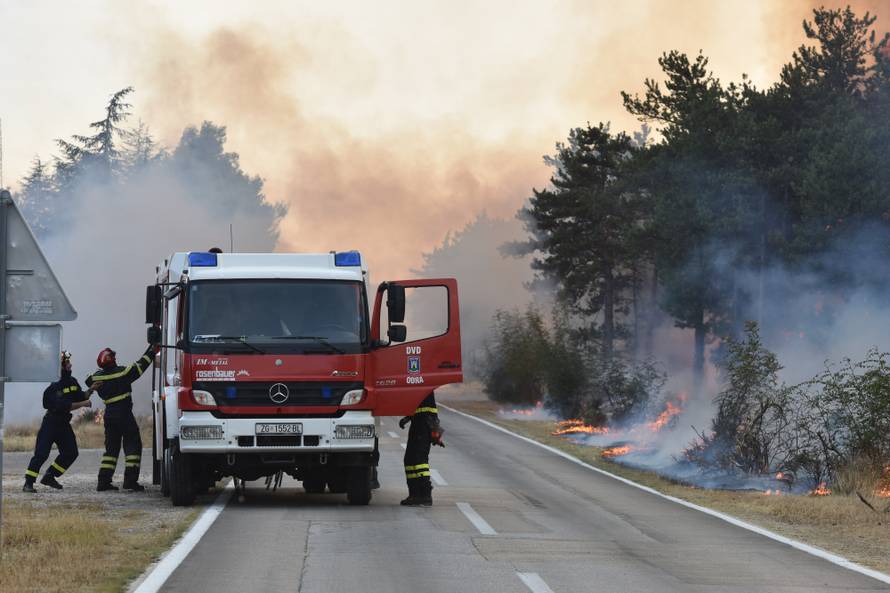 Zapalio travu uz prugu: Nisu mogli ugasiti vatru pa pobjegli