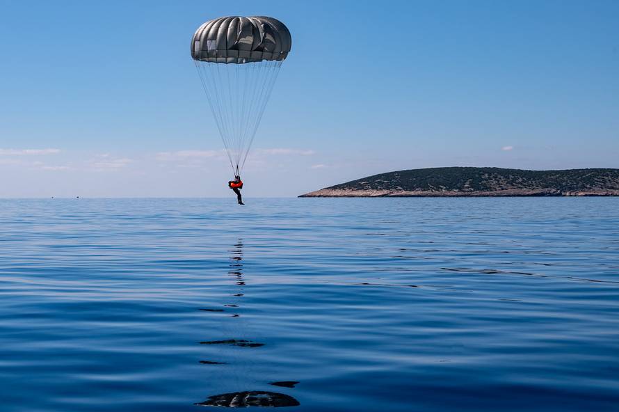 FOTO Pogledajte zajedničku vježbu hrvatskih i američkih specijalaca u Udbini i na moru