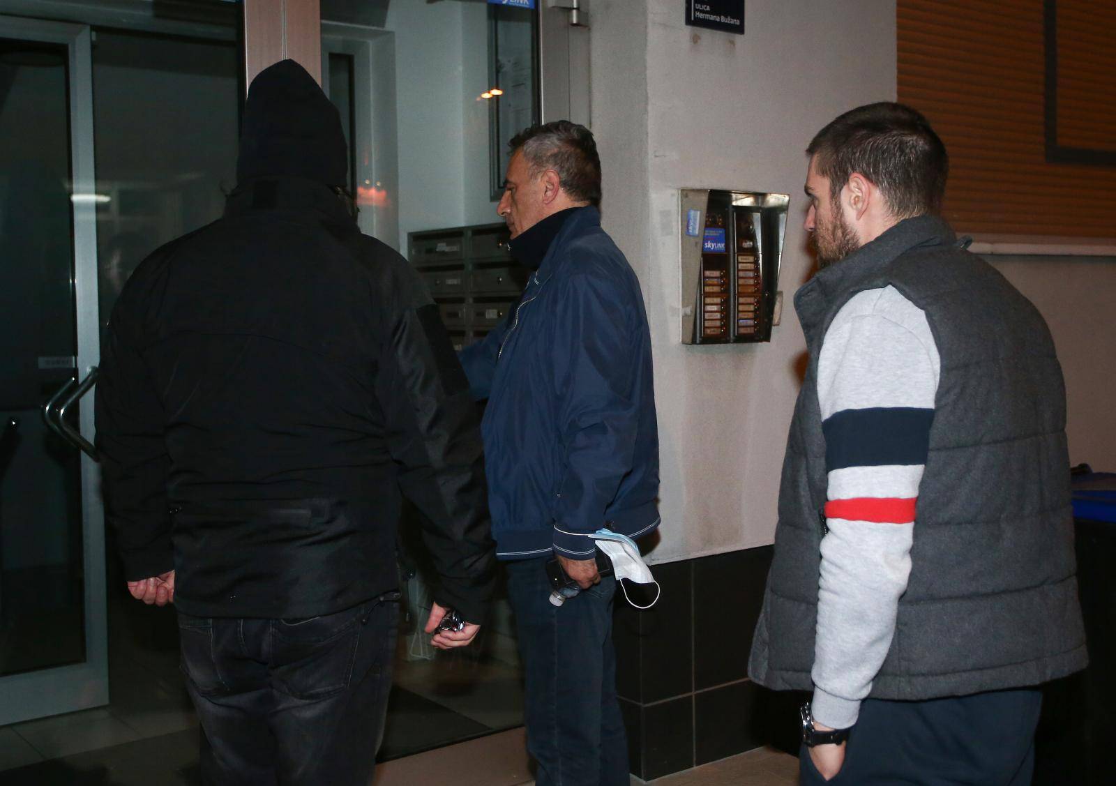 Utučeni Pavle Kalinić, prijatelji i suradnici došli u Bandićev stan u Bužanovoj ulici, u šoku su...