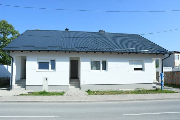 Petrinja: Ministar Bačić obišao tri obitelji koijim su izgrađene zamjenske kuće