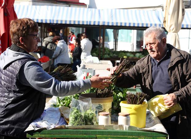 Šibenik: Ponuda šparoga na šibenskoj tržnici