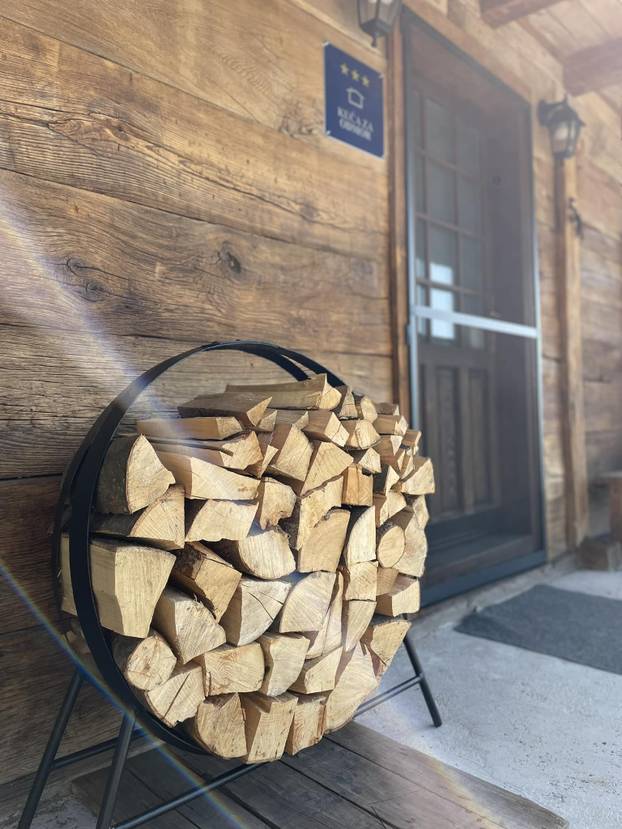 FOTO Ova kuća blizu Zagreba pravi je raj - filmove možete gledati iz bačve za kupanje!