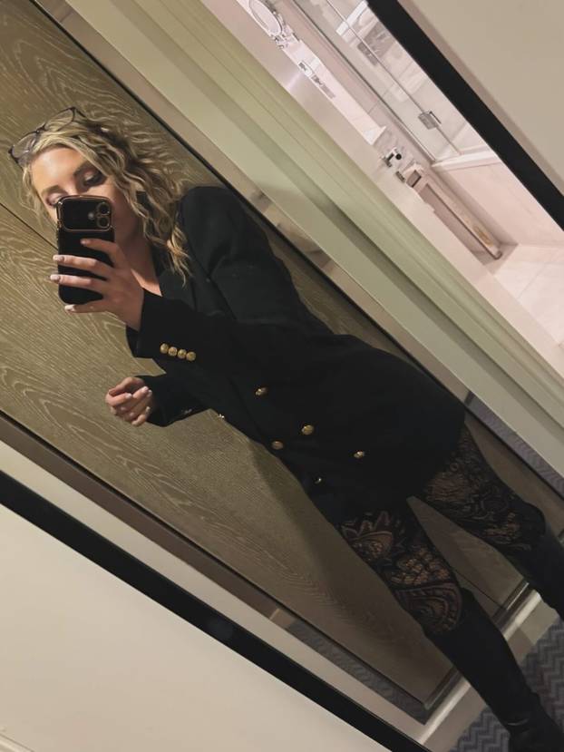 FOTO Kraljica pikada zamijenila je košulju bikinijem i oduševila