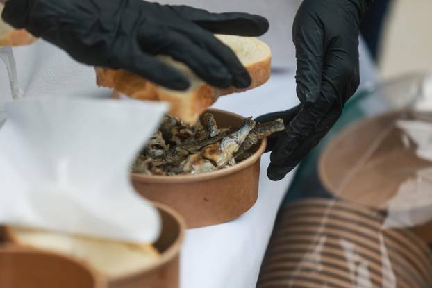 Velika Gorica: Gradona?elnik Krešimir A?kar povodom Uskrsa dijelio gra?anima prženu srdelu