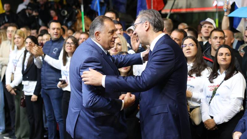 KAKAV PREOKRET Pozivali su da se glasa za Vučića, a sada među prvima čestitali studentima