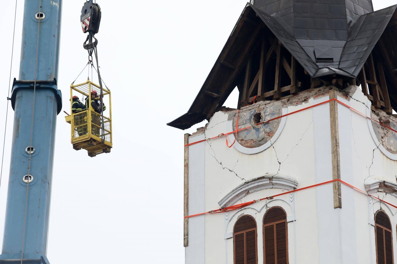 Sisak: Nastavljeno uklanjanje tornja sisačke katedrale koji je stradao u potresu