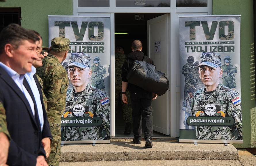 Ministar Anušić i general Kundid na prvom danu TVO-a na Slunju