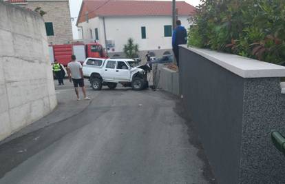 Nesreća u Podstrani: Zabio se autom u zid, završio u bolnici