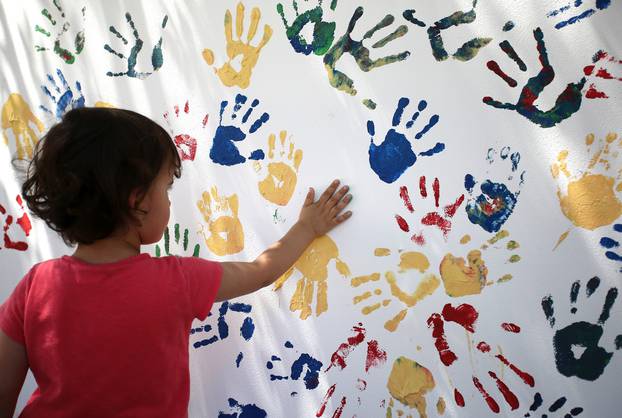 Šibenik: Djeca svojim ručicama oslikavaju festivalska vrata za 60. Međunarodni dječji festival