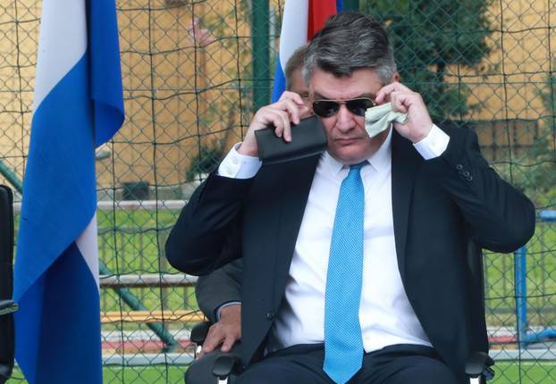 Zagreb: Predsjednik Milanović dobro očistio naočale prije promocije časnika