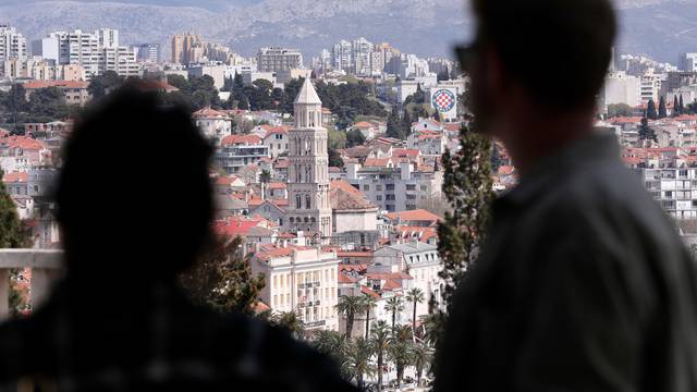Dolaskom toplijih dana sve je veći broj turista u Splitu 