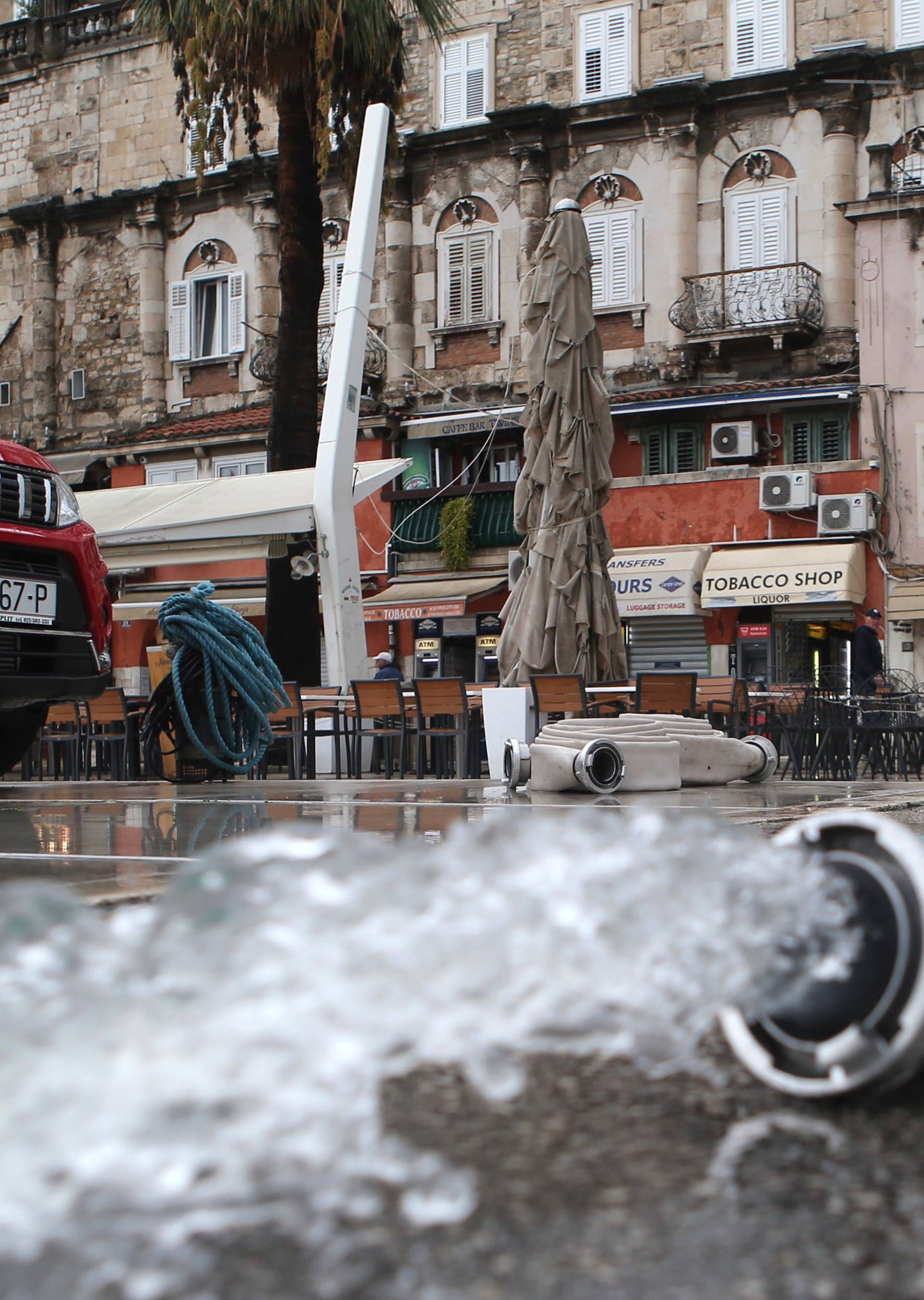 Split: Poplavili Podrumi Dioklecijanove palače, vatrogasi na intervenciji