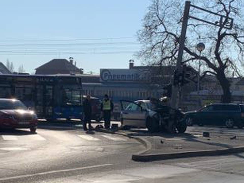 Užas na Aleji Bologne: Auto je smrskan, zabio se u semafor...