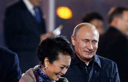 Putin ogrnuo Prvu damu Kine, a Kina je odmah obrisala video