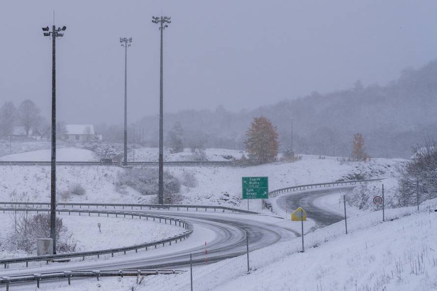 Zimski uvjeti na autocesti A1 kod čvora Otočac