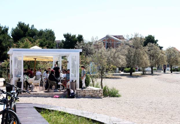 Brodarica: Sun?an dan za ugodna druženja i sun?anja na Rezalištu